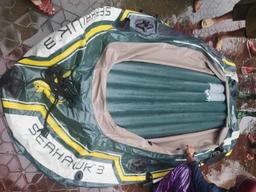 Vác dao chém thủng thuyền của lực lượng cứu hộ đang sơ tán cụ già bị liệt