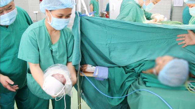 Thai phụ bị ung thư giai đoạn 3, chảy máu ồ ạt vẫn sinh con thành công