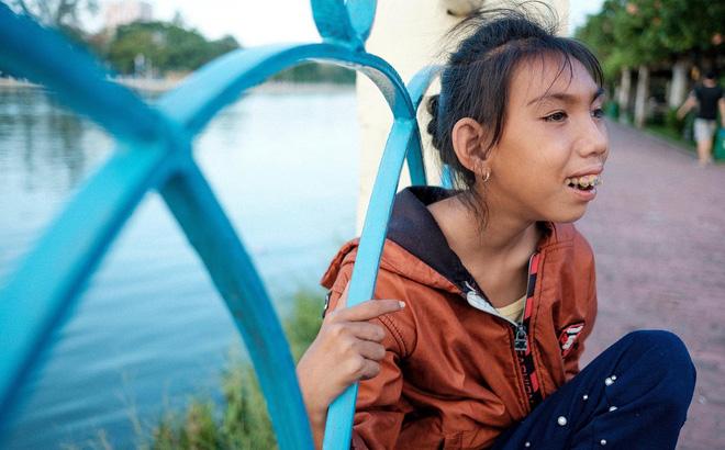 Chuyện xúc động sau bộ ảnh "cô bé khờ" ngồi bờ sông chờ cha đi nhặt ve chai