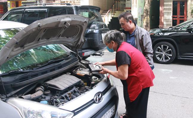 Cụ bà 72 tuổi nổi tiếng Hà Nội nhờ tài sửa chữa ắc quy xe hơi xe máy