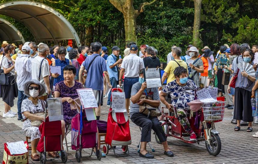 Trung Quốc: Người già tấp nập đi "chợ mai mối"