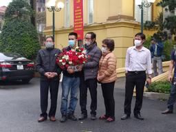 Bác sĩ ngỡ ngàng khi đọc kết quả CT não của cháu bé 2 tuổi rơi từ tầng 12