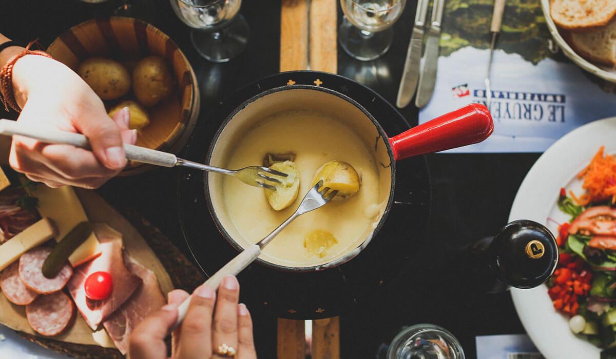 Mọi điều bạn cần biết về Fondue, món lẩu phô mai ăn từ đông đến hè đều ngon