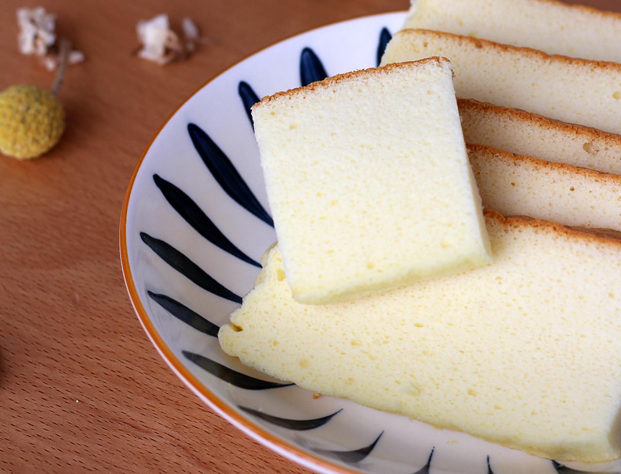 Cách làm bánh bông lan sữa chua mềm ẩm thơm ngon hơn cả tiệm