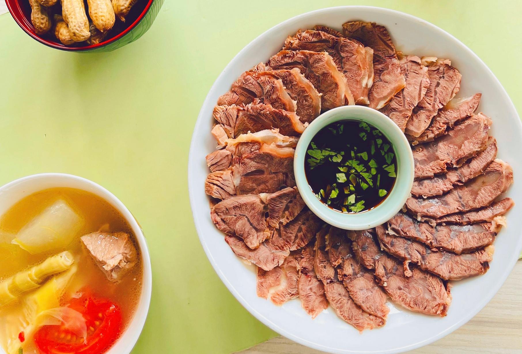 Cách luộc thịt bò mềm, thơm, hết mùi gây cho bữa cơm hè thêm hấp dẫn