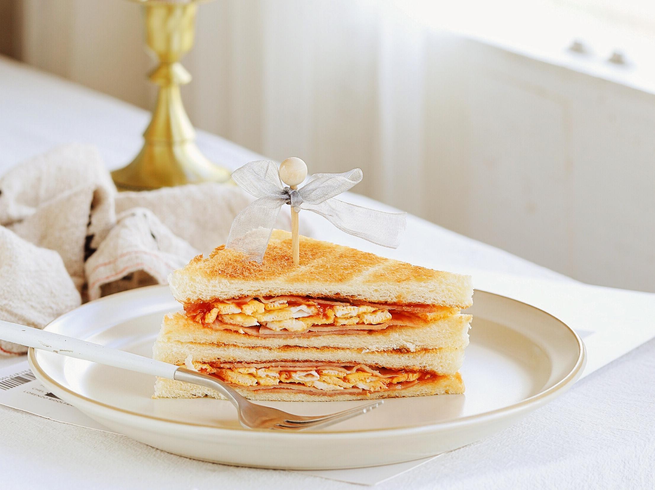 Cách làm bánh sandwich kẹp ham trứng cả nhà đều mê cho bữa sáng cuối tuần