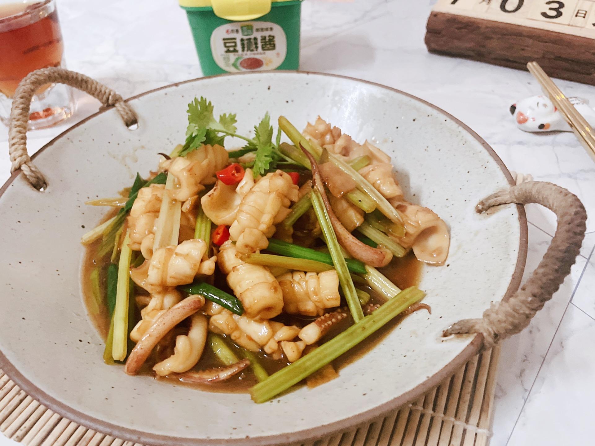 Cách làm mực xào cần tây lạ miệng để cả nhà "đánh bay" nồi cơm