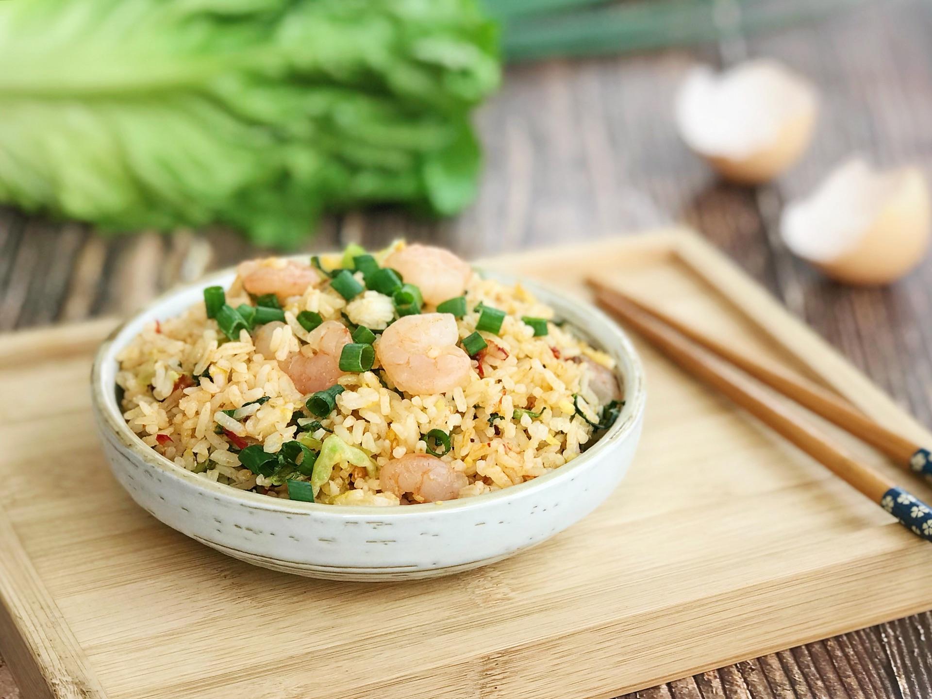 Cách làm cơm rang ngon với tôm, xà lách ăn hoài vừa không ngán