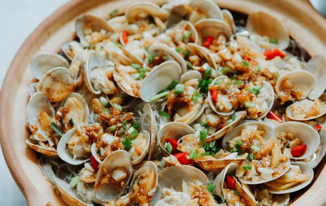 Cách làm miến hấp ngao sốt tỏi ớt, ăn hoài không ngán cho mùa hè nắng nóng