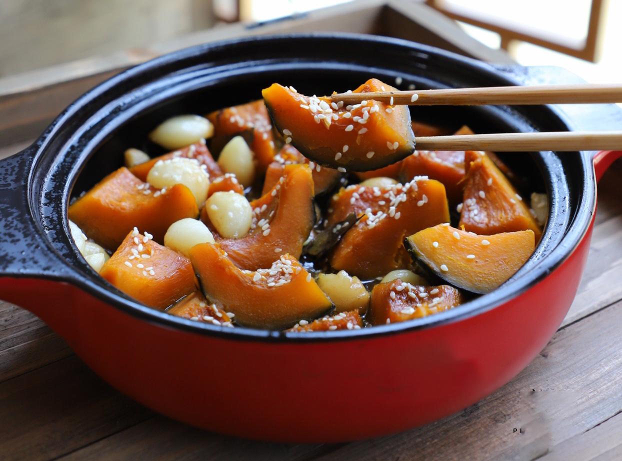 Cách làm bí đỏ om nước tương đưa cơm cực kỳ dù là món chay