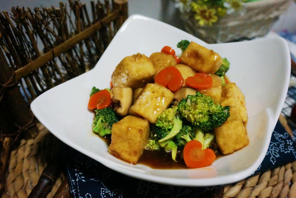 Cách làm đậu phụ sốt rau củ chiều được vị giác cả người ăn chay và ăn mặn