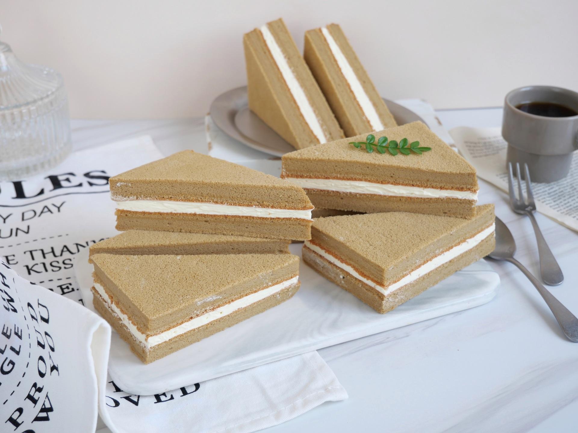 Cách làm bánh bông lan kẹp kem vị cà phê dễ làm, chiều được sở thích cả nhà