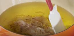 2 cách làm sạch cặn dầu ăn đã chiên để dầu cũ trong như mới