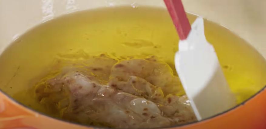 2 cách làm sạch cặn dầu ăn đã chiên để dầu cũ trong như mới