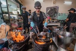 Jay Fai, quán ăn trứng chiên cua đường phố Bangkok được Michelin gắn sao