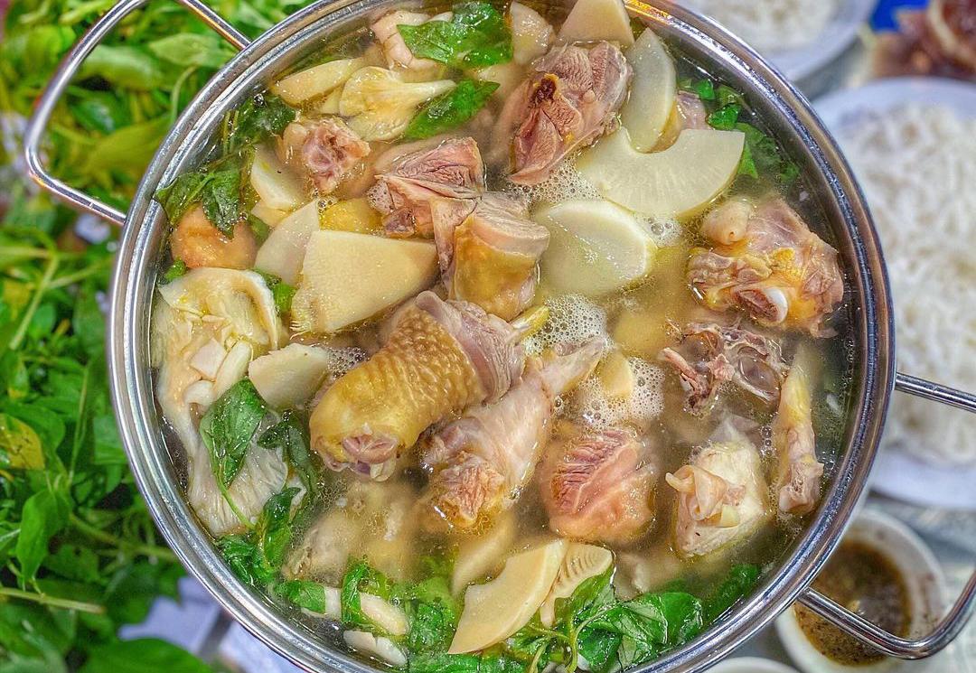 Cách nấu lẩu gà lá é ngon, nóng hổi để tha hồ "vừa thổi vừa ăn" ngày lạnh