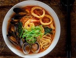 Cách làm mì hải sản cay Jjamppong Hàn Quốc nóng hổi vừa thổi vừa ăn cho ngày lạnh