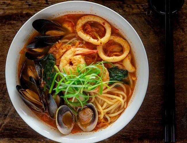 Cách làm mì hải sản cay Jjamppong Hàn Quốc nóng hổi vừa thổi vừa ăn cho ngày lạnh