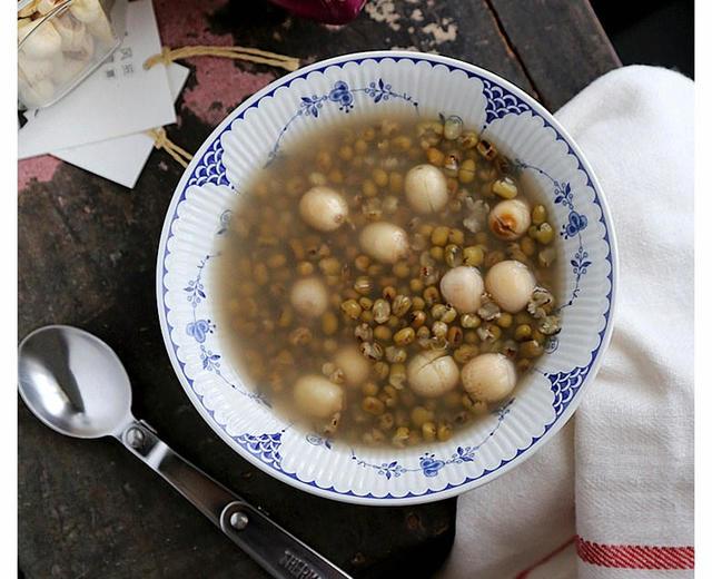 Cách nấu chè đậu xanh hạt sen thanh nhiệt giải độc