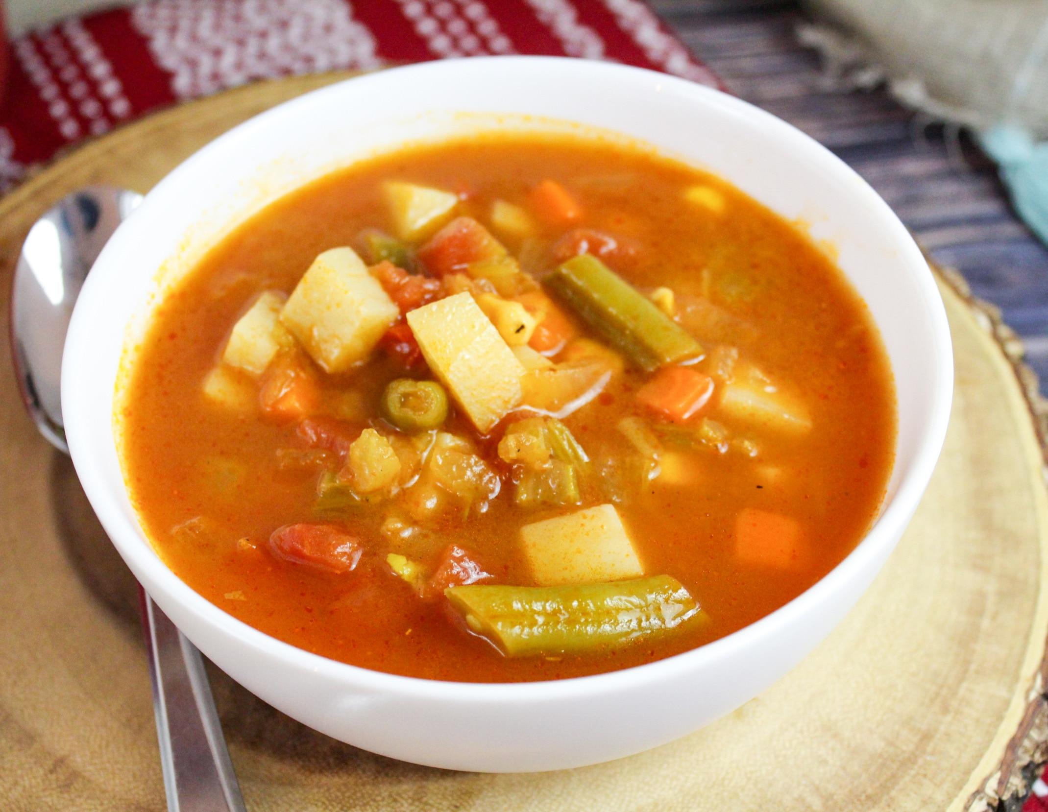 Cách nấu súp rau củ thập cẩm nóng hổi cho ngày đông lạnh