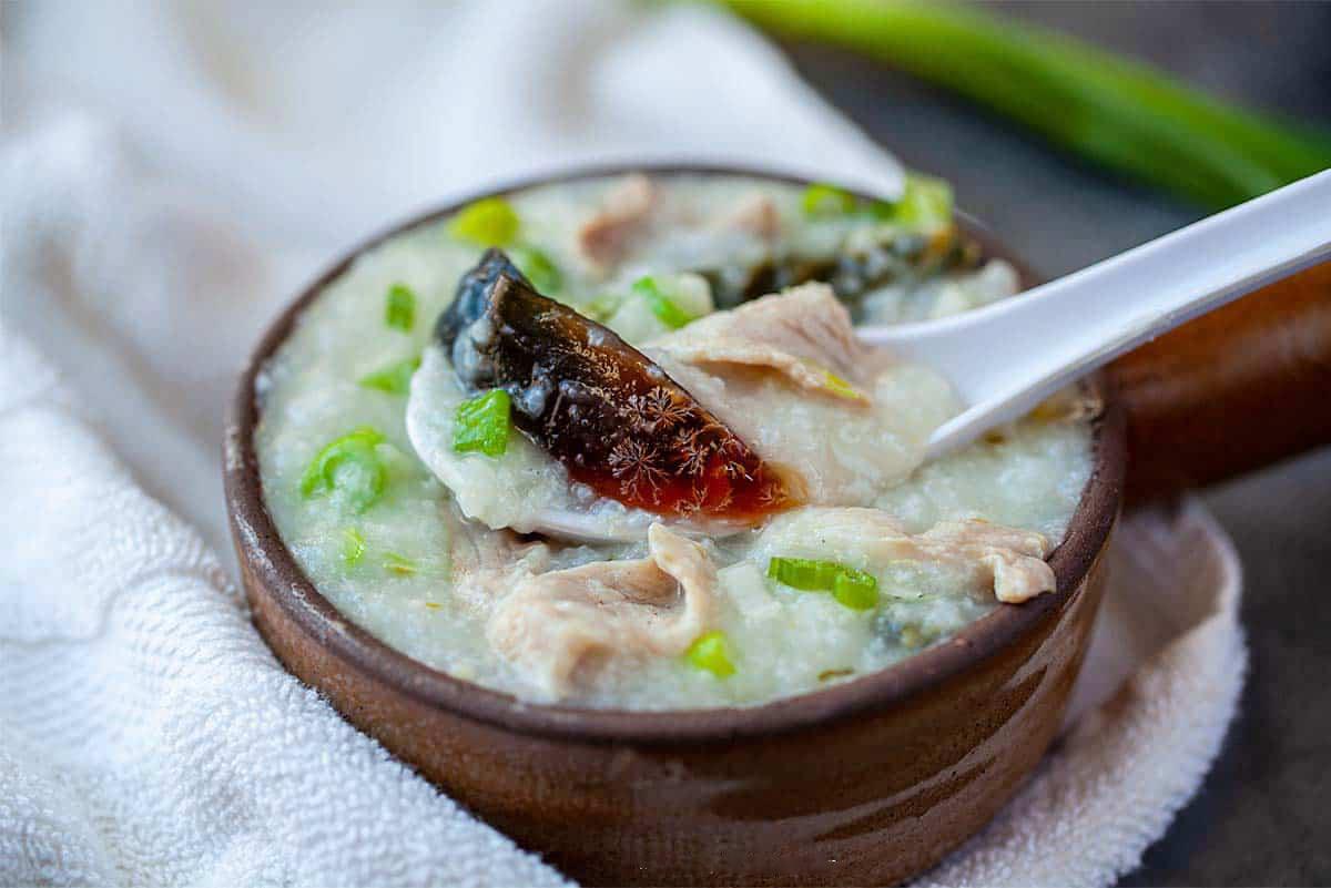 Cách nấu cháo trứng bắc thảo thịt bằm ấm bụng mùa đông