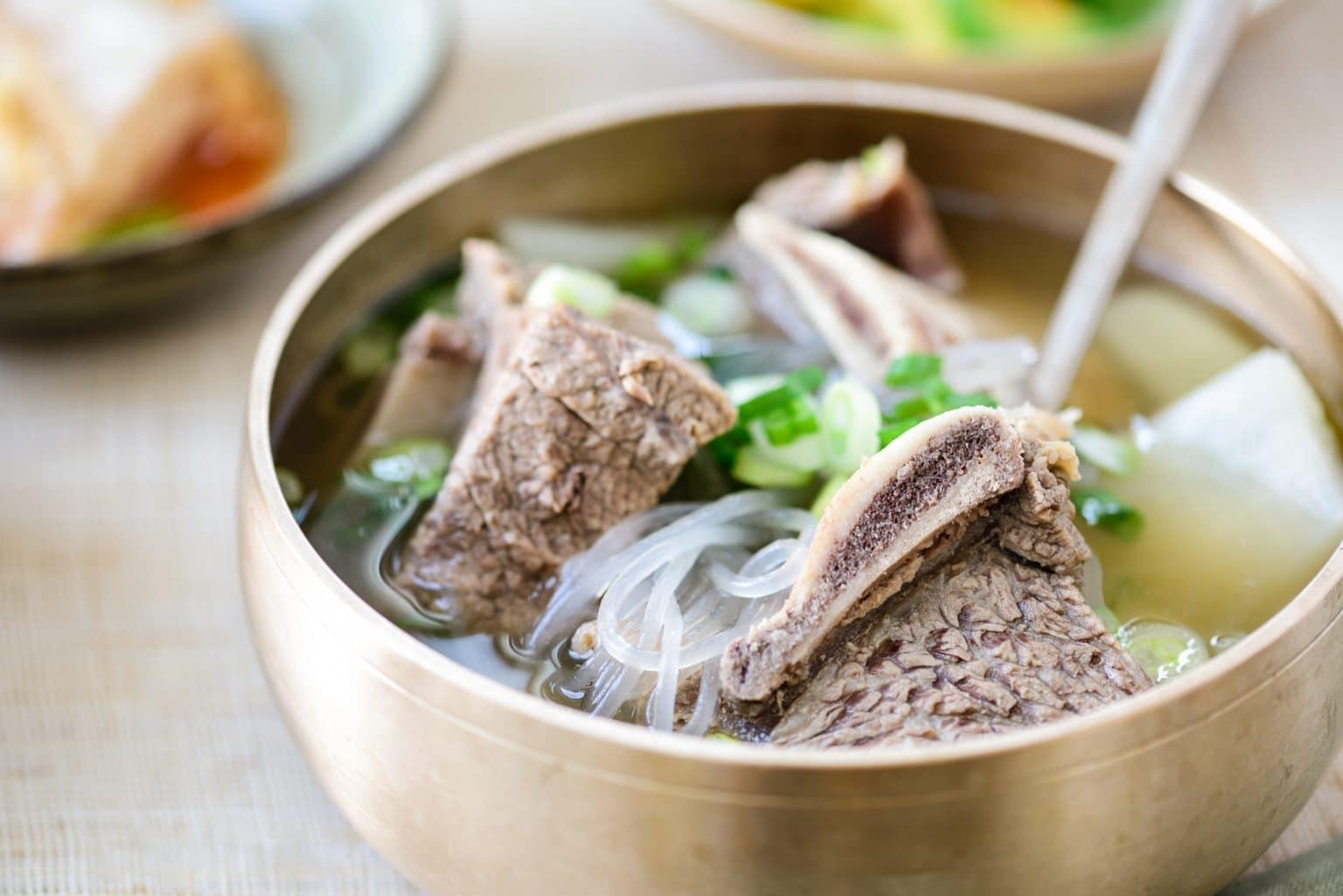 Cách nấu canh sườn bò Hàn Quốc nóng hổi vừa thổi vừa ăn cho ngày đông lạnh