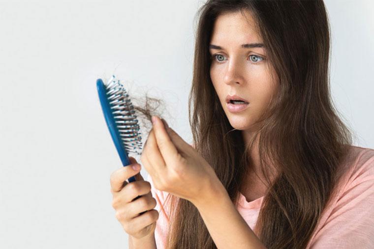 Những thói quen khiến tóc rụng như mưa nhiều chị em vẫn đang làm hàng ngày