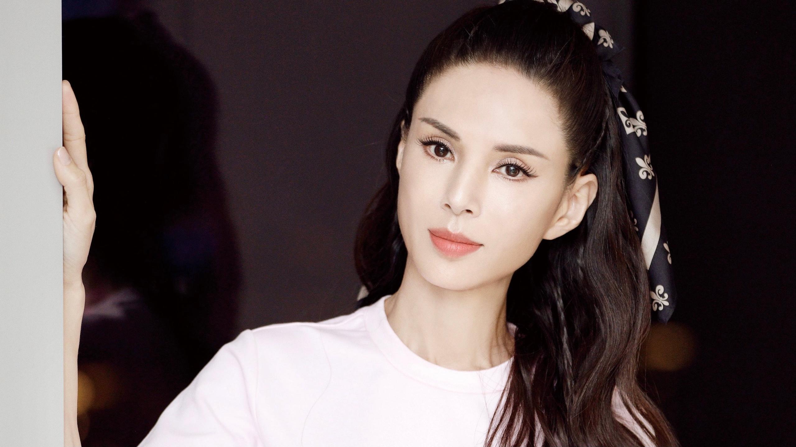 Cô Cô Lý Nhược Đồng chỉ thay đổi 1 điểm đã trẻ trung bất chấp tuổi 55