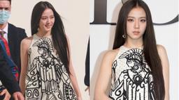 Jisoo xuất hiện không thể nhạt hơn tại tuần lễ thời trang Paris
