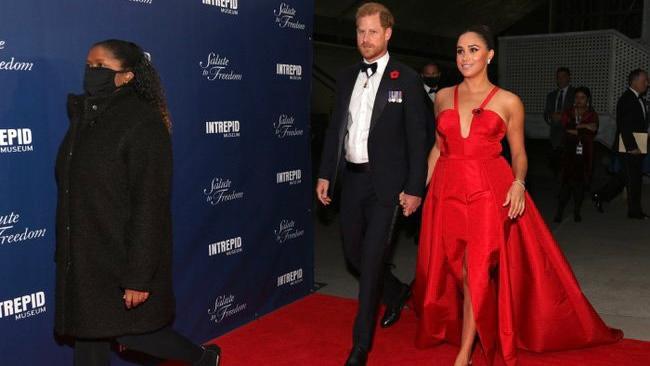 Meghan Markle nhận "đủ gạch xây cung điện" vì thiếu tinh tế khi diện chiếc váy yêu thích tới thảm đỏ