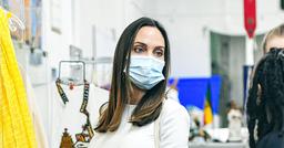 Angelina Jolie thanh lịch trong trang phục trắng “nguyên cây” khi đi mua sắm cùng 2 con gái