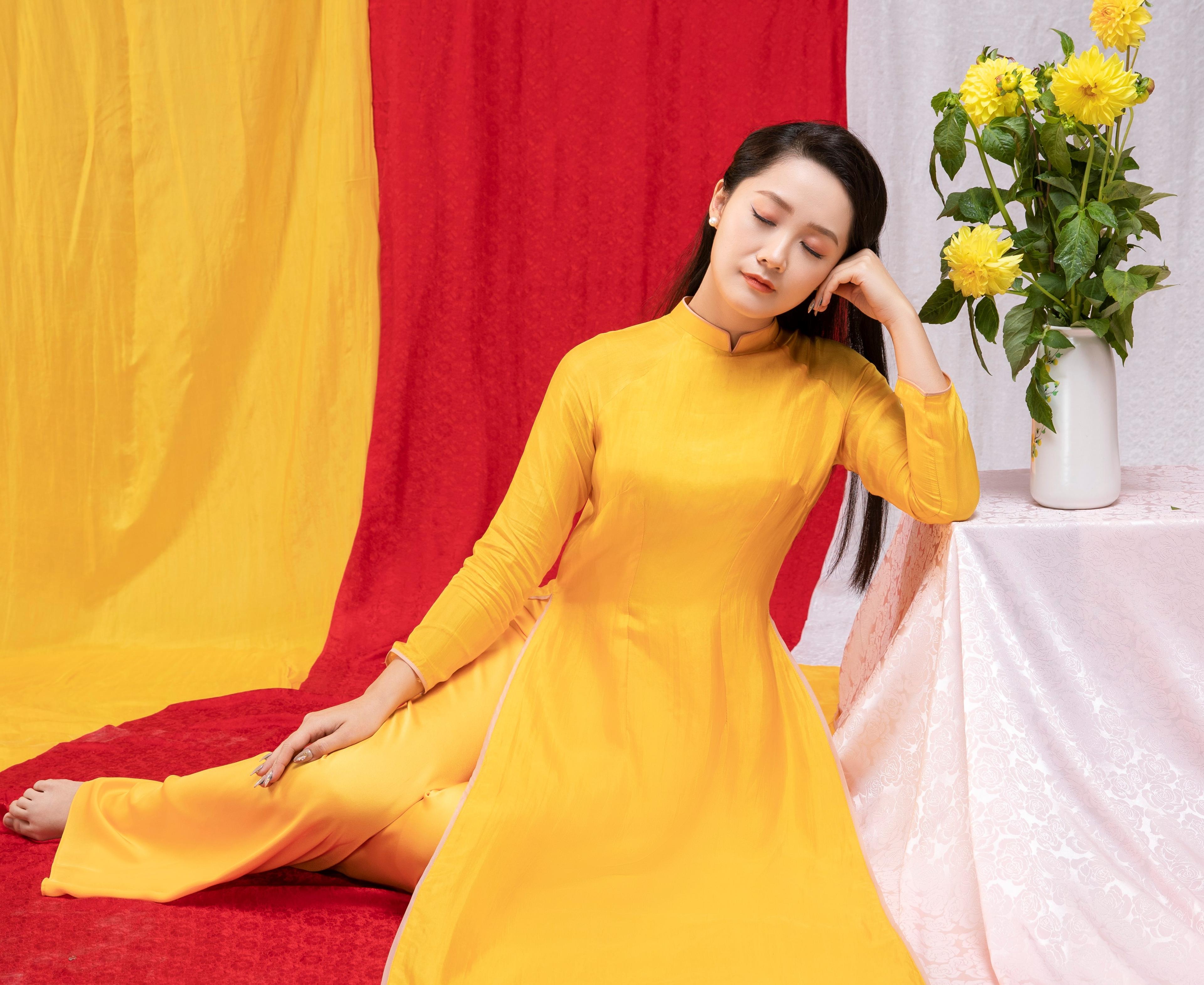 BTV Thu Hà VTV tươi trẻ sáng bừng sức xuân trong bộ ảnh áo dài Tết