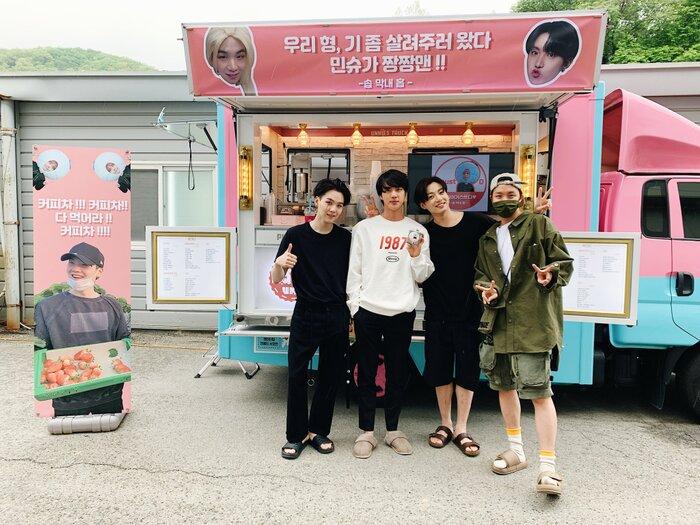 Tặng xe cafe, cách thể hiện tình cảm của fan với idol, cách idol ủng hộ nhau đầy văn minh của Hàn Quốc