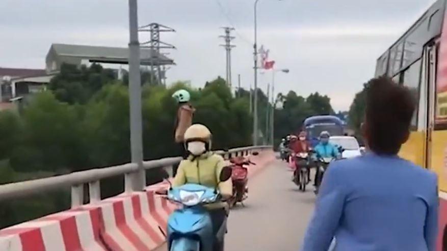 Cản phụ nữ nhảy cầu nam thanh niên suýt lao vào xe máy