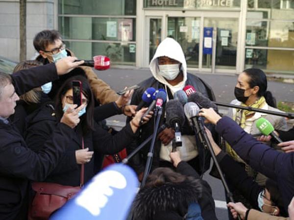 Ba cảnh sát Pháp gây sốc khi hành hung tập thể người da màu