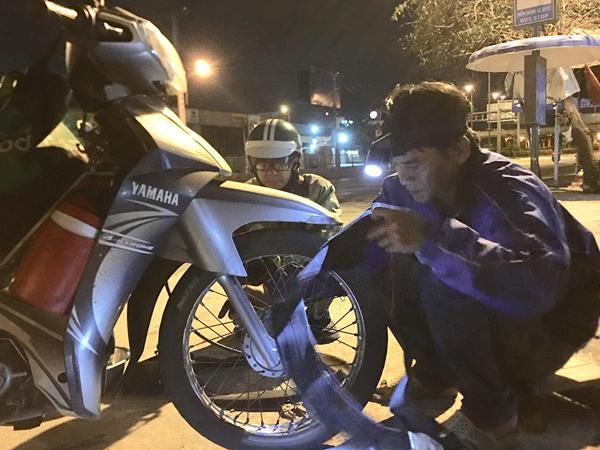 Người đàn ông mỗi đêm chạy 100 cây số để tìm người cần giúp