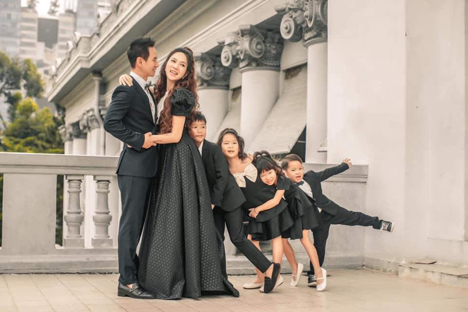 10 năm 4 con 2 gái 2 trai, vợ chồng Lý Hải - Minh Hà tung bộ ảnh ngọt ngào