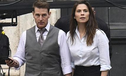 Tài tử Tom Cruise bị đồn hẹn hò nữ diễn viên Hayley Atwell