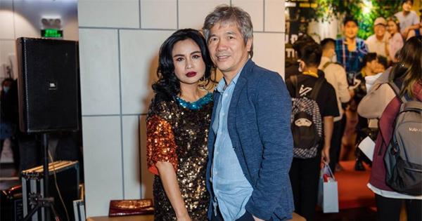 Thanh Lam trang điểm đậm, mặc váy siêu ngắn e ấp bên bạn trai bác sĩ