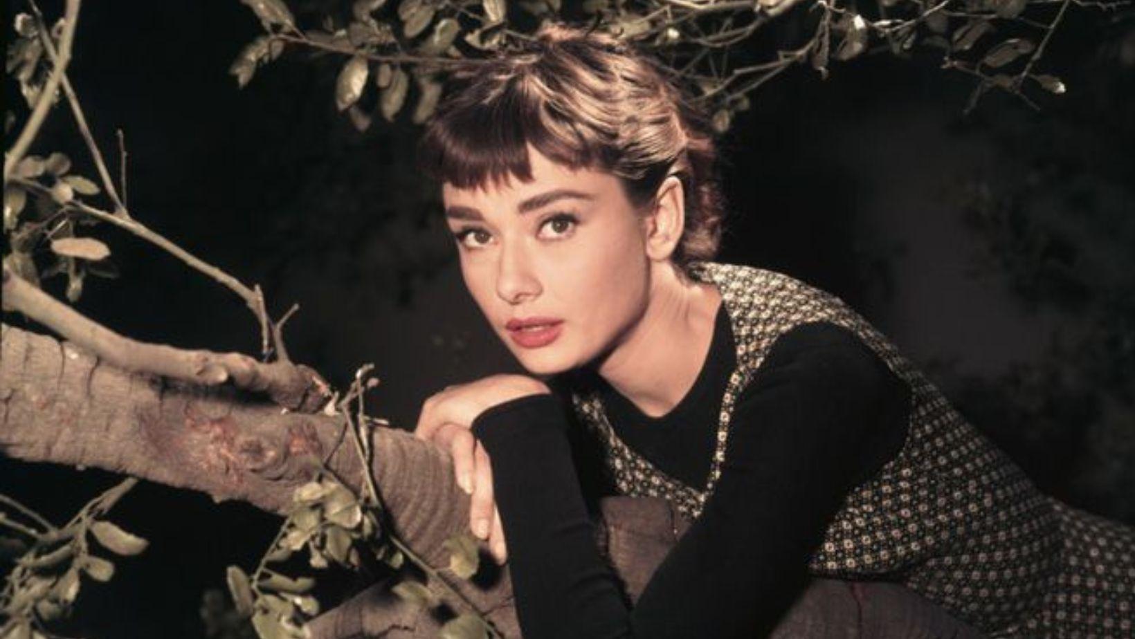 "Tượng đài sắc đẹp" Audrey Hepburn giữ mãi vẻ đẹp toả sáng nhờ những bí quyết này