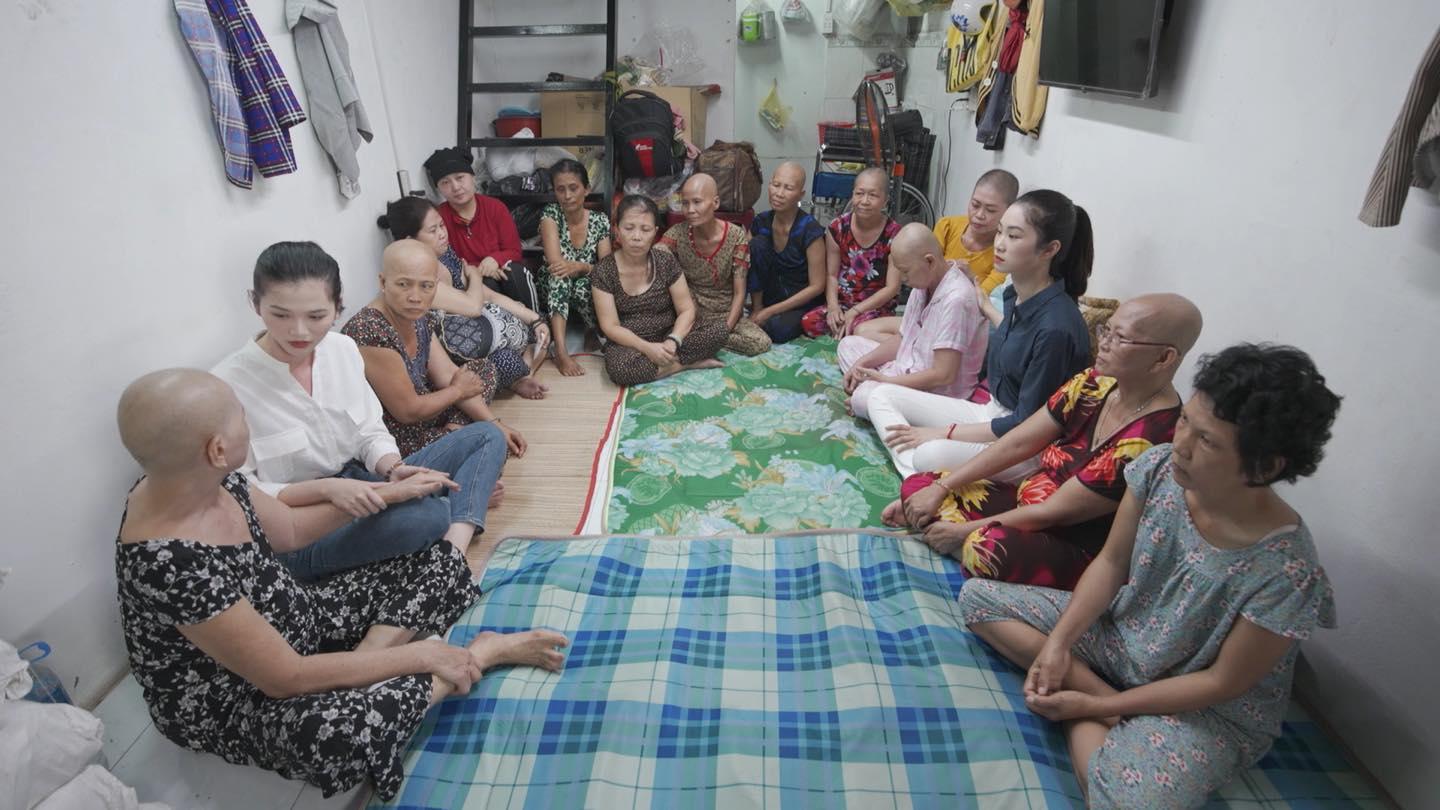 Thí sinh Miss World Vietnam 2022 cắt tóc ủng hộ bệnh nhân ung thư vú