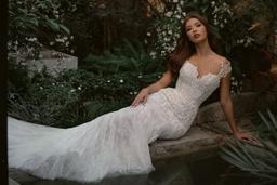 Dân tình tò mò chờ ngày hỷ của Minh Tú, nhưng trước đó siêu mẫu cũng không ít lần mặc váy cưới