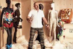 Thierry Mugler là ai? Hành trình thời trang thăng trầm của nghệ sỹ thiết kế vĩ đại Thierry Mugler