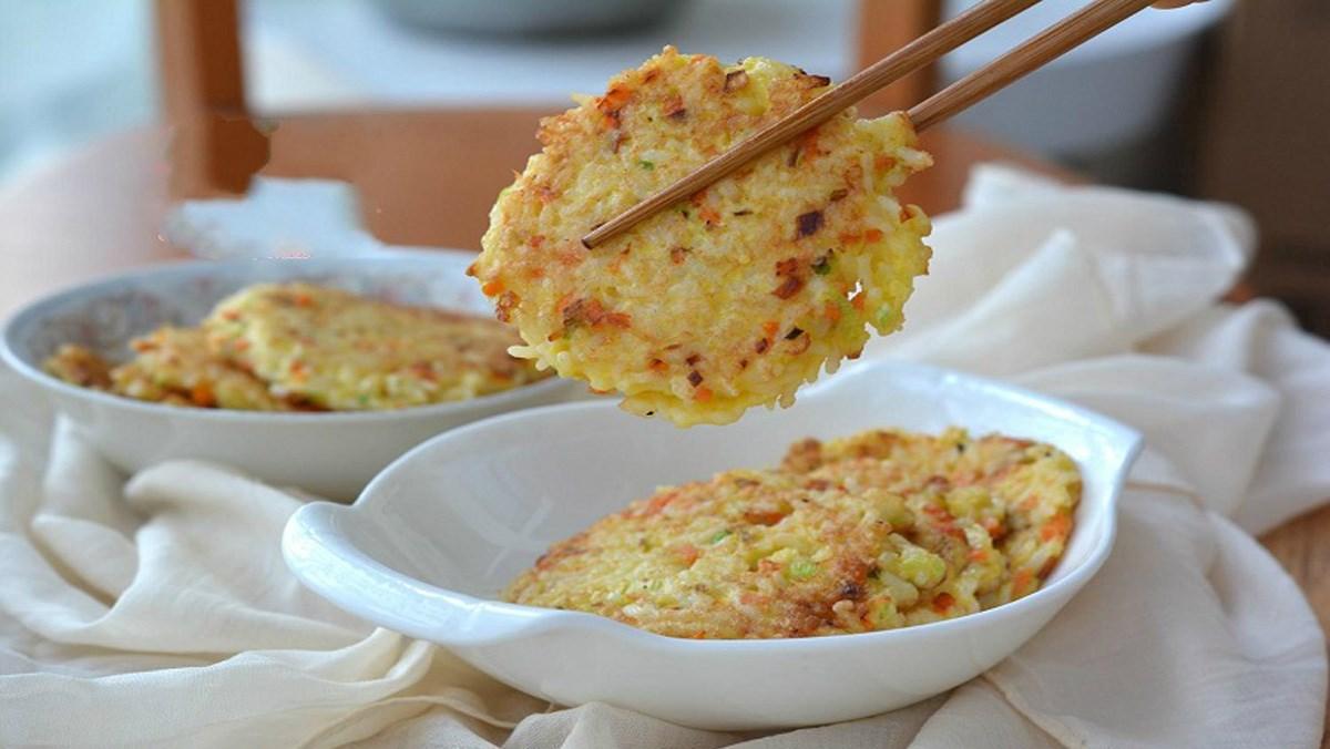 Cách chế biến snack từ cơm nguội để cả nhà cùng ăn vặt