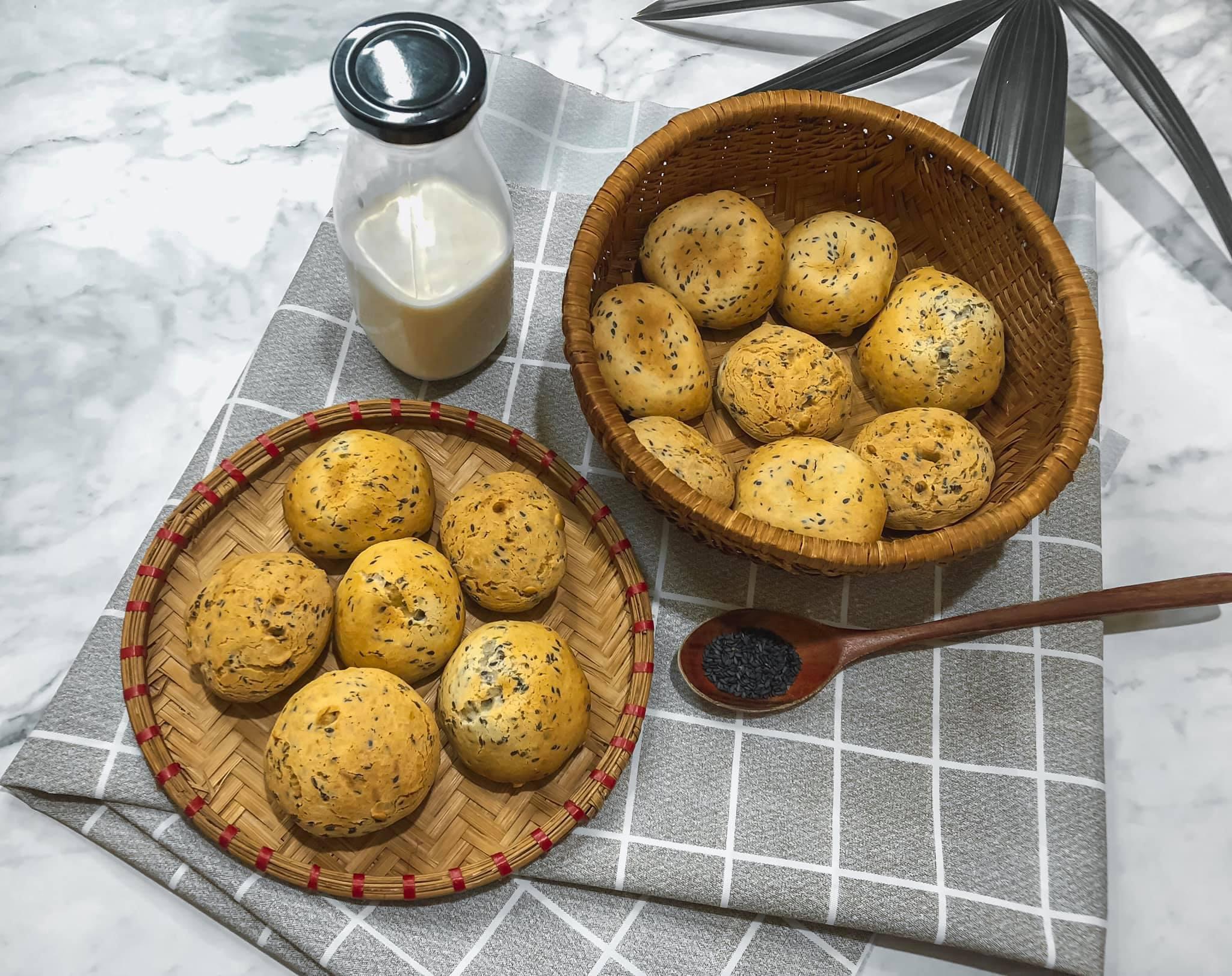 Cách làm bánh mì mè đen Hàn Quốc vừa giòn vừa dẻo bằng nồi chiên không dầu