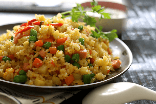 Cách làm cơm chiên Dương Châu giòn ngon và bắt mắt