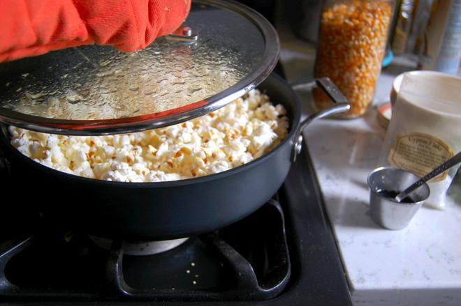 Cách làm bắp rang bơ bằng chảo đơn giản mà ngon như ở rạp chiếu phim