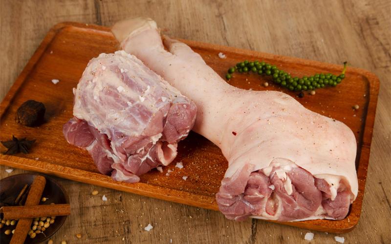 Cách rút xương chân giò nhanh gọn như đầu bếp chuyên nghiệp