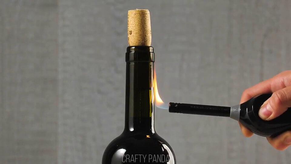 Có rượu vang nhưng không có dụng cụ mở rượu vang, thứ nhà nào cũng có này sẽ giúp bạn