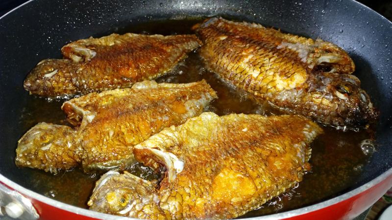 Nhớ kỹ tuyệt chiêu này, đảm bảo rán cá không bao giờ sợ dính chảo và vỡ da